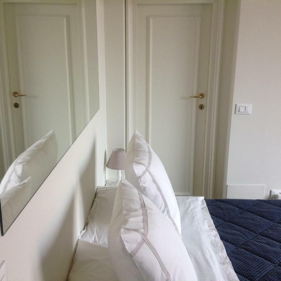 Apartment Pied A Terre With Terrazza In Milan City Center Bagian luar foto